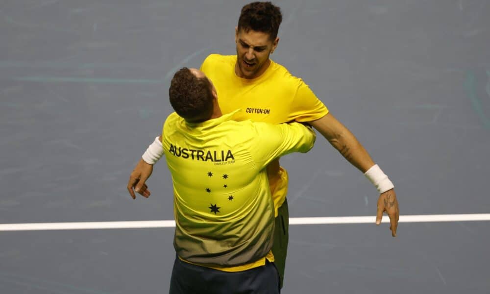 El tenista australiano Thanasi Kokkinakis (d) celebra su victoria por 6-1, 4-6 y 7-6 (16-14) ante el estadounidense Ben Shelton durante el partido de cuartos de final de la Copa Davis entre Estados Unidos y Australia disputado en el pabellón José María Martín Carpena de Málaga, España, el 21 de noviembre de 2024. EFE/Jorge Zapata