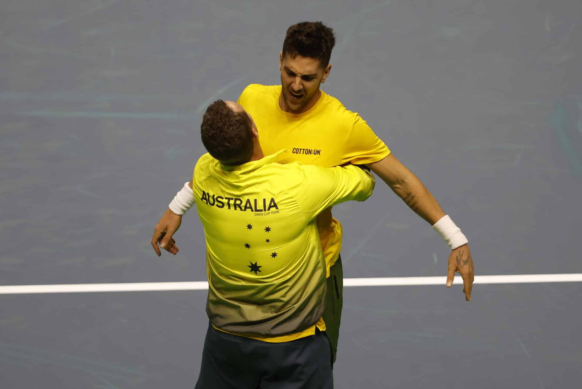 El tenista australiano Thanasi Kokkinakis (d) celebra su victoria por 6-1, 4-6 y 7-6 (16-14) ante el estadounidense Ben Shelton durante el partido de cuartos de final de la Copa Davis entre Estados Unidos y Australia disputado en el pabellón José María Martín Carpena de Málaga, España, el 21 de noviembre de 2024. EFE/Jorge Zapata