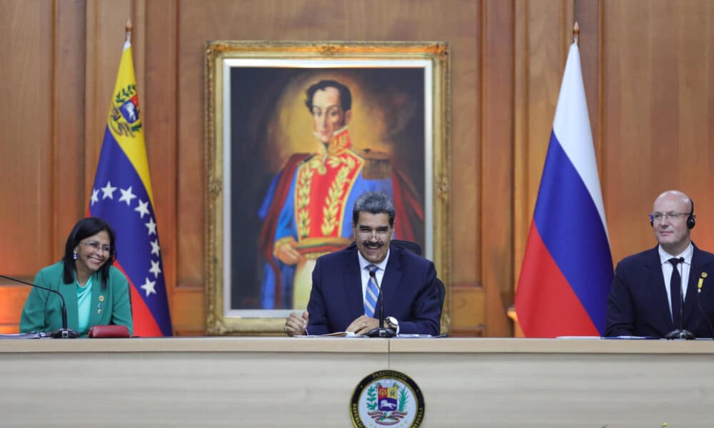 Fotografía cedida por Prensa Miraflores del presidente de Venezuela, Nicolás Maduro (c), la vicepresidenta Delcy Rodriguez (i), y el vice primer ministro ruso para Turismo, Deporte, Cultura y Comunicación, Dmitry Chernyshenko se reúnen en Caracas (Venezuela). EFE/ Prensa Miraflores