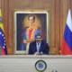 Fotografía cedida por Prensa Miraflores del presidente de Venezuela, Nicolás Maduro (c), la vicepresidenta Delcy Rodriguez (i), y el vice primer ministro ruso para Turismo, Deporte, Cultura y Comunicación, Dmitry Chernyshenko se reúnen en Caracas (Venezuela). EFE/ Prensa Miraflores