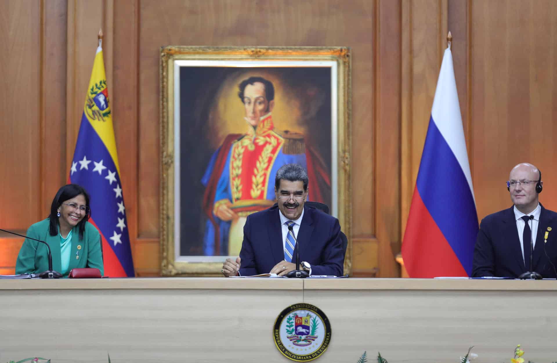 Fotografía cedida por Prensa Miraflores del presidente de Venezuela, Nicolás Maduro (c), la vicepresidenta Delcy Rodriguez (i), y el vice primer ministro ruso para Turismo, Deporte, Cultura y Comunicación, Dmitry Chernyshenko se reúnen en Caracas (Venezuela). EFE/ Prensa Miraflores