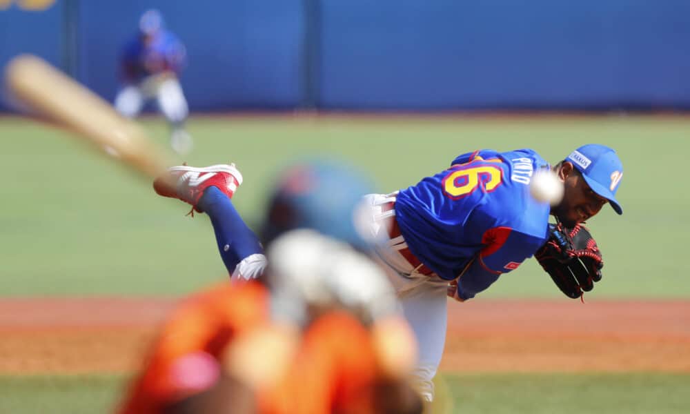 Ricardo Pinto de Venezuela lanza una bola este jueves, en un juego del Premier 12 de la Confederación Mundial de Béisbol y Sóftbol (WBSC) entre Venezuela y Países Bajos en el Estadio Panamericano de Béisbol, en Guadalajara (México). EFE/Francisco Guasco