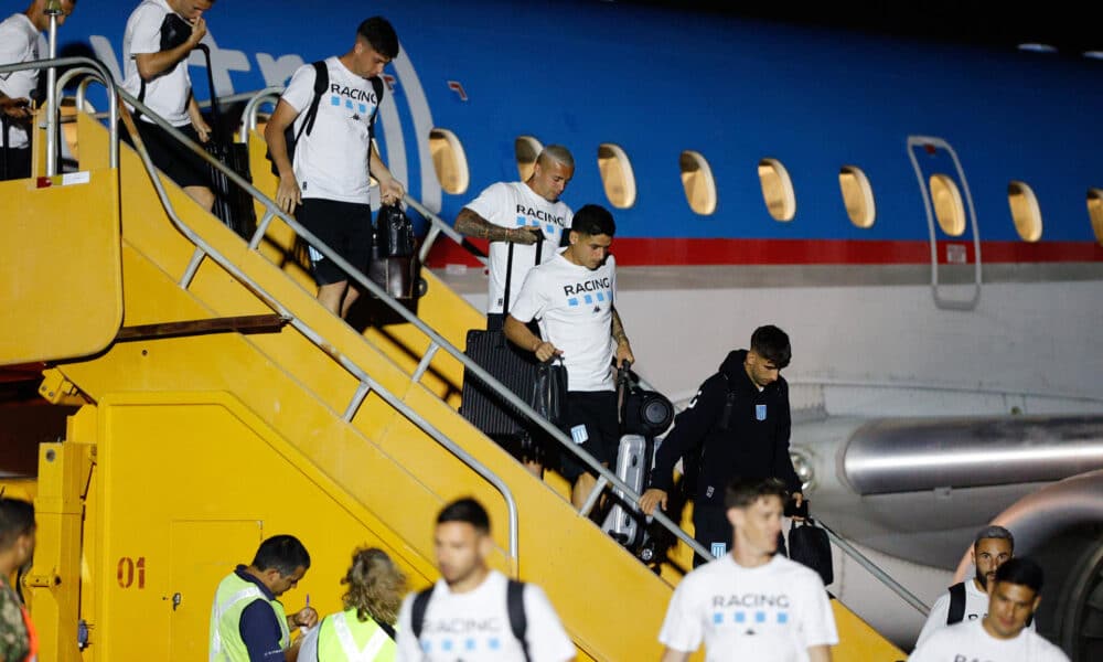 Jugadores de Racing Club descienden este miércoles del avión que los trajo desde Argentina a Paraguay en cuya capital, Asunción, disputarán este sábado contra Cruzeiro, la final de la vigésima tercera edición de la Copa Sudamericana. EFE/ Juan Pablo Pino