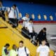 Jugadores de Racing Club descienden este miércoles del avión que los trajo desde Argentina a Paraguay en cuya capital, Asunción, disputarán este sábado contra Cruzeiro, la final de la vigésima tercera edición de la Copa Sudamericana. EFE/ Juan Pablo Pino