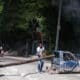 Personas sostienen un tronco en una vía este martes, en una calle de Puerto Príncipe (Haití). EFE/ Johnson Sabin