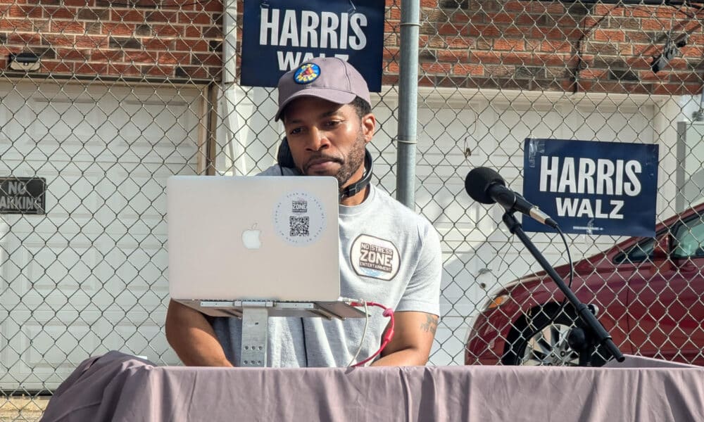 El DJ Reese toca música como parte de la iniciativa 'DJs en las urnas', este martes en el centro de votación instalado en el colegio de Cook-Wissahickon en Filadelfia, Pensilvania (Estados Unidos). EFE/ Eduard Ribas