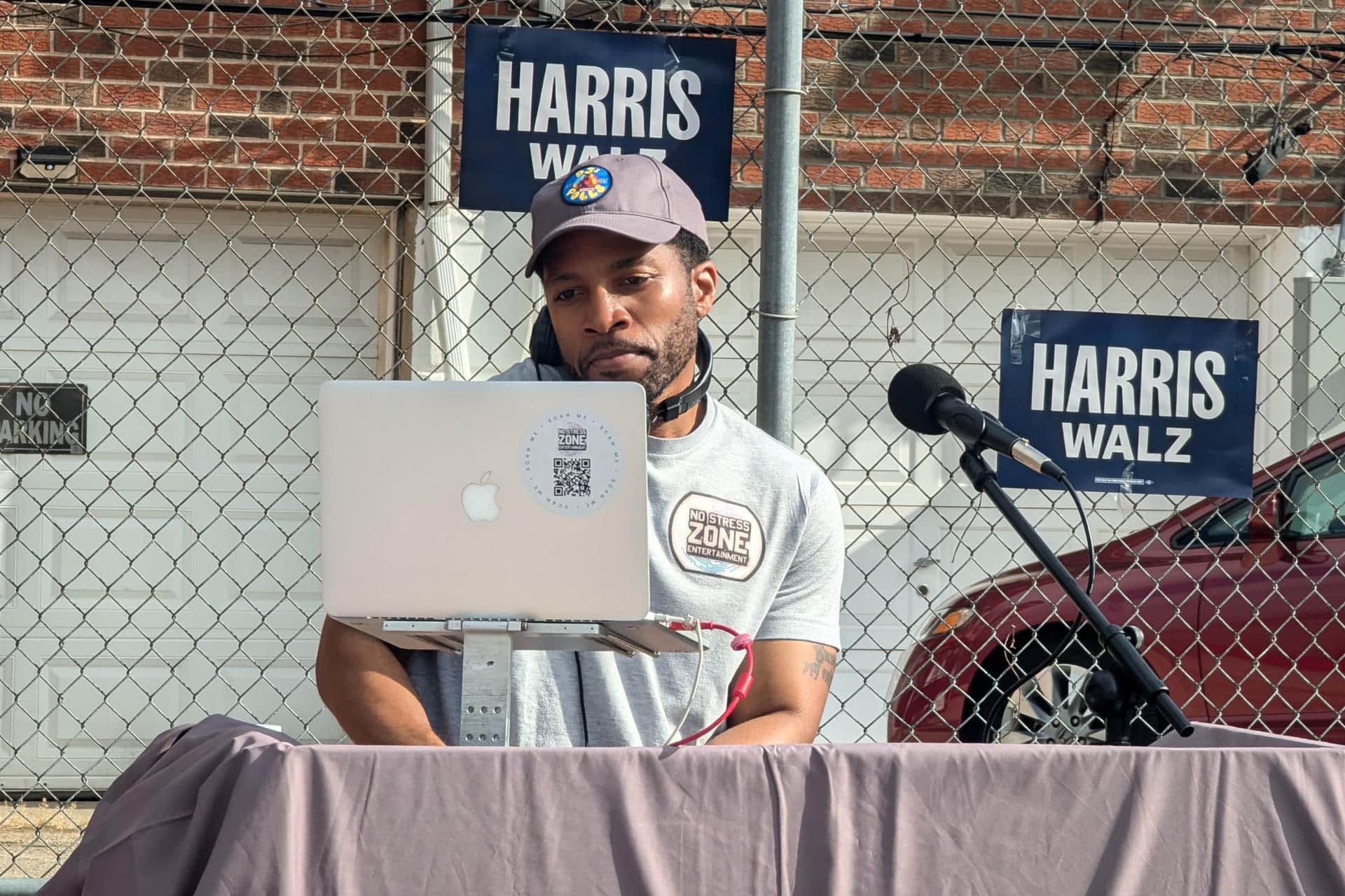 El DJ Reese toca música como parte de la iniciativa 'DJs en las urnas', este martes en el centro de votación instalado en el colegio de Cook-Wissahickon en Filadelfia, Pensilvania (Estados Unidos). EFE/ Eduard Ribas