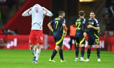 El jugador de Polonia Adam Buksa (I) se lamenta durante el partido de la UEFA Nations League que han jugado Polonia y Escocia en Varsovia, Polonia. EFE/EPA/Piotr Nowak POLAND OUT