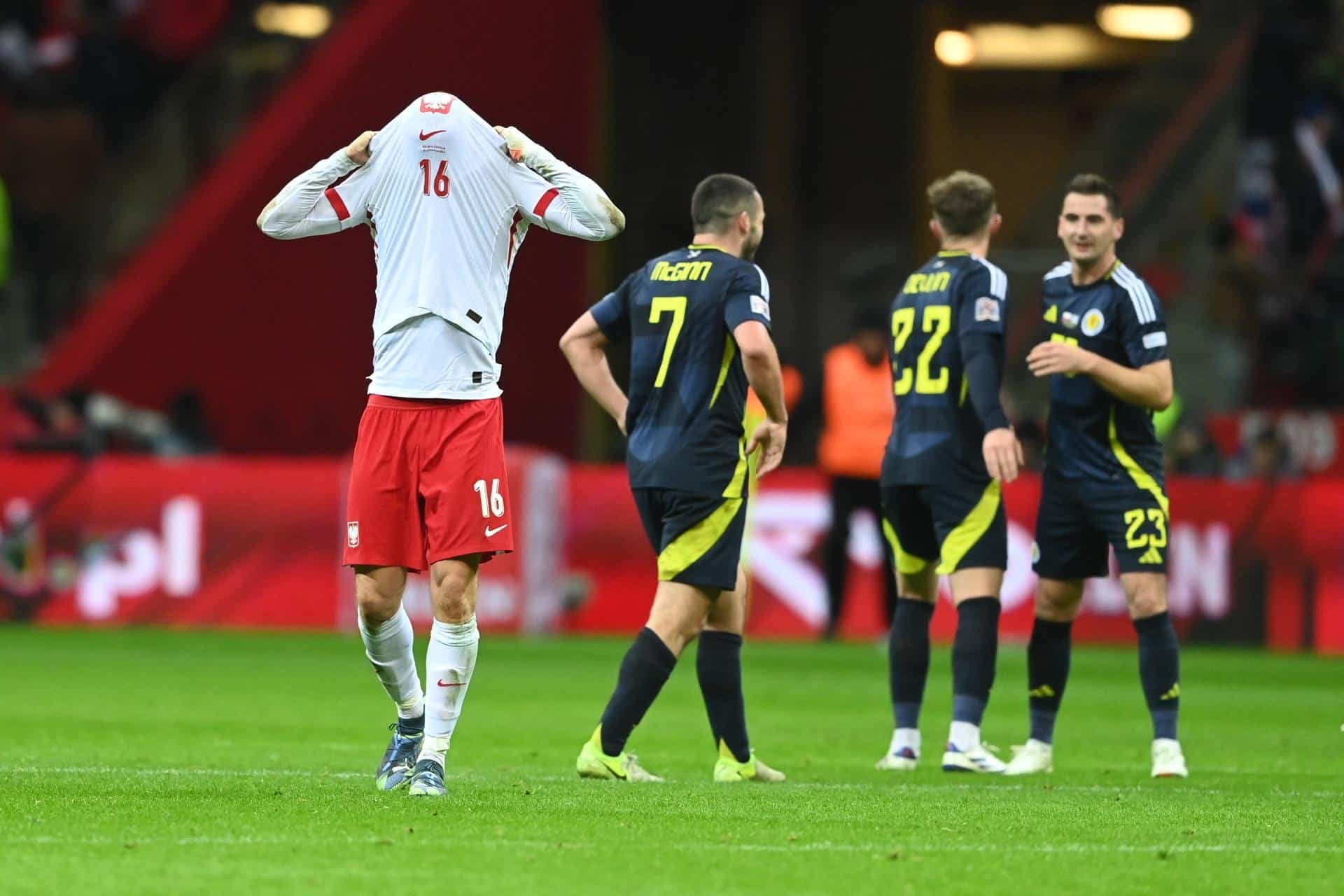 El jugador de Polonia Adam Buksa (I) se lamenta durante el partido de la UEFA Nations League que han jugado Polonia y Escocia en Varsovia, Polonia. EFE/EPA/Piotr Nowak POLAND OUT