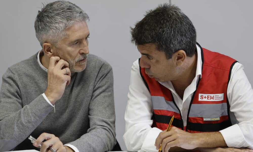 El presidente de la Generalitat, Carlos Mazón (d), conversa con el ministro del Interior, Fernando Grande-Marlaska en el Centro de Control de Emergencias de la localidad de L'Eliana, Valencia, este viernes. Marlaska asiste a la reunión del Centro de Coordinación Operativo Integrado (CECOPI) de la Comunitat Valenciana, desde el que se coordinan las labores de emergencia en las zonas afectadas por la DANA. La Comunitat Valenciana intenta recuperarse de la peor dana del siglo en España, que ha dejado hasta el momento más de 150 muertos en esa región, además de un inmenso escenario de daños en carreteras, calles e infraestructuras de numerosas localidades. EFE/Kai Försterling