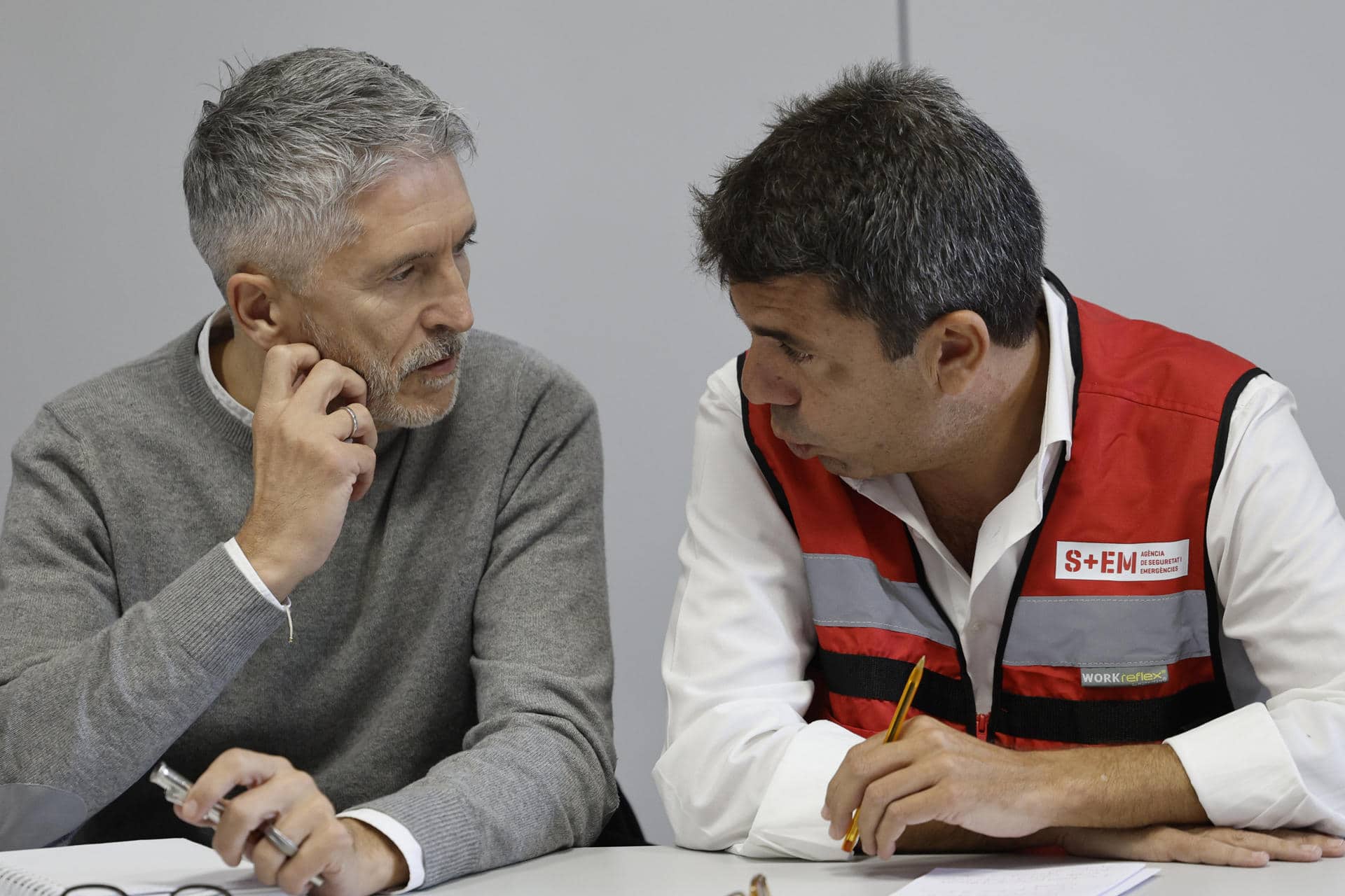 El presidente de la Generalitat, Carlos Mazón (d), conversa con el ministro del Interior, Fernando Grande-Marlaska en el Centro de Control de Emergencias de la localidad de L'Eliana, Valencia, este viernes. Marlaska asiste a la reunión del Centro de Coordinación Operativo Integrado (CECOPI) de la Comunitat Valenciana, desde el que se coordinan las labores de emergencia en las zonas afectadas por la DANA. La Comunitat Valenciana intenta recuperarse de la peor dana del siglo en España, que ha dejado hasta el momento más de 150 muertos en esa región, además de un inmenso escenario de daños en carreteras, calles e infraestructuras de numerosas localidades. EFE/Kai Försterling