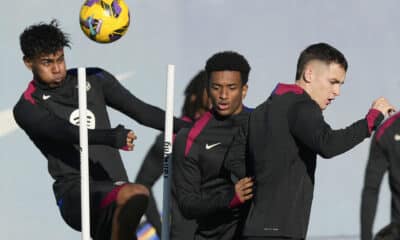 Los jugadores del FC Barcelona Lamine Yamal, Alejandro Balde (c) y Marc Casadó (d) durante el entrenamiento del equipo blaugrana este viernes en las instalaciones de la Ciudad Deportiva Joan Gamper para preparar el partido de LaLiga que mañana disputarán ante Las Palmas. EFE/Enric Fontcuberta.