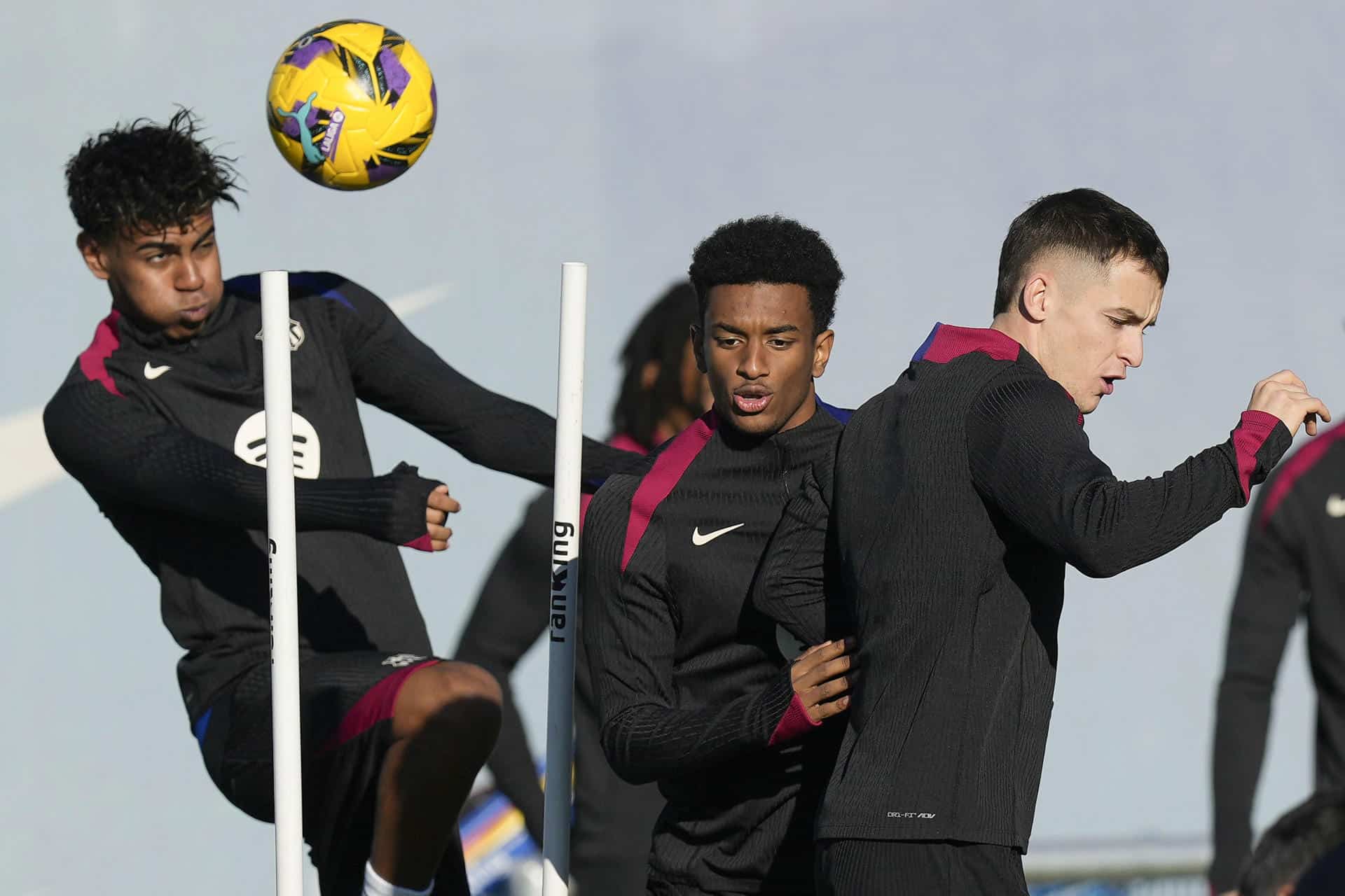 Los jugadores del FC Barcelona Lamine Yamal, Alejandro Balde (c) y Marc Casadó (d) durante el entrenamiento del equipo blaugrana este viernes en las instalaciones de la Ciudad Deportiva Joan Gamper para preparar el partido de LaLiga que mañana disputarán ante Las Palmas. EFE/Enric Fontcuberta.