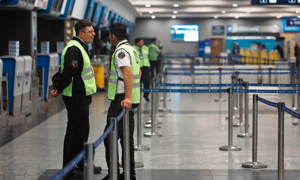 Fotografía de archivo que muestra trabajadores en un área del aeropuerto Jorge Newbery de la ciudad de Buenos Aires (Argentina). EFE/Juan Ignacio Roncoroni