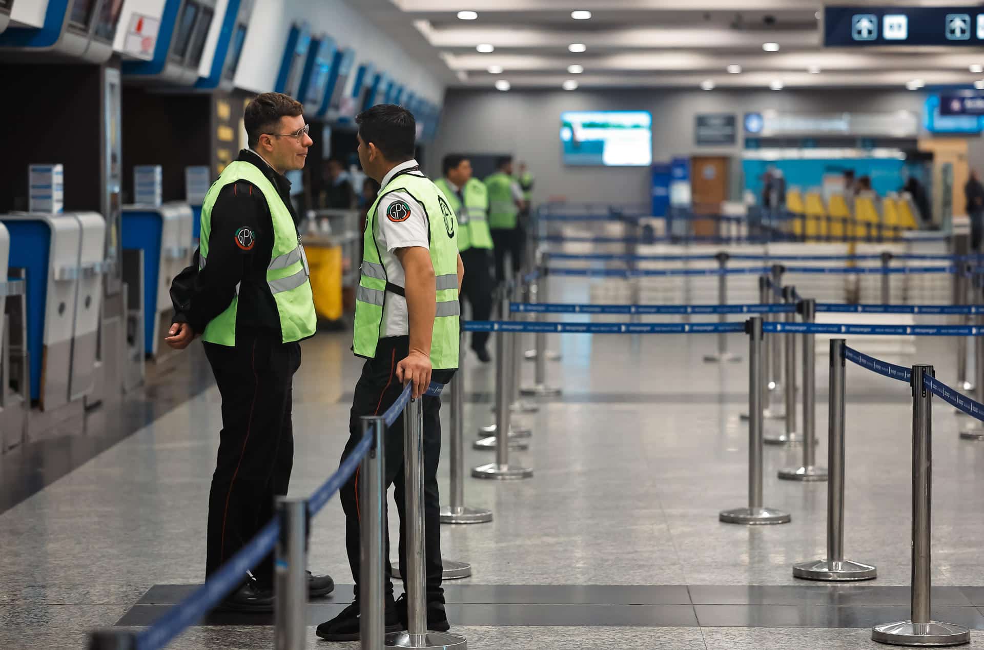 Fotografía de archivo que muestra trabajadores en un área del aeropuerto Jorge Newbery de la ciudad de Buenos Aires (Argentina). EFE/Juan Ignacio Roncoroni