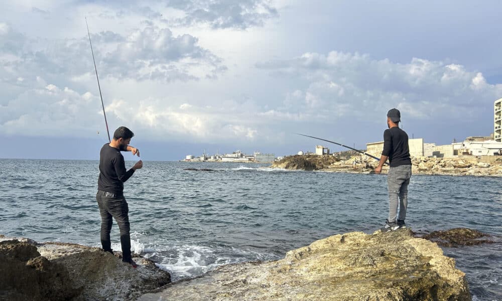 Pescadores tratan de pescar con caña en una cala de la localidad de Batrún, a unos 54 kilómetros al norte de Beirut. EFE/ Rosa Soto