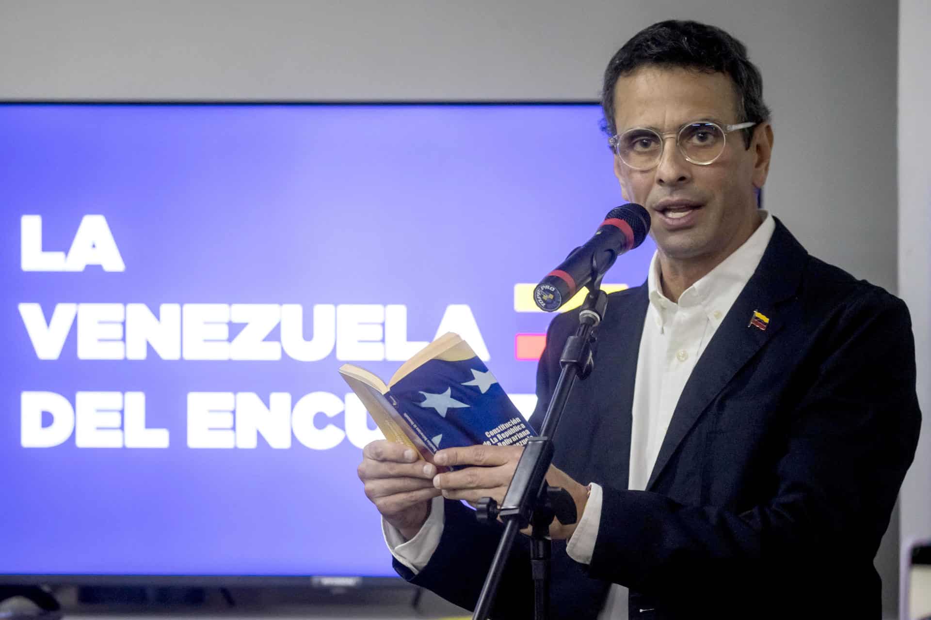 Fotografía de archivo fechada el 4 de septiembre de 2023 que muestra al dos veces candidato a la presidencia de Venezuela Henrique Capriles, mientras habla en un encuentro con miembros de sindicatos y trabajadores venezolanos en Caracas (Venezuela).EFE/ Miguel Gutiérrez