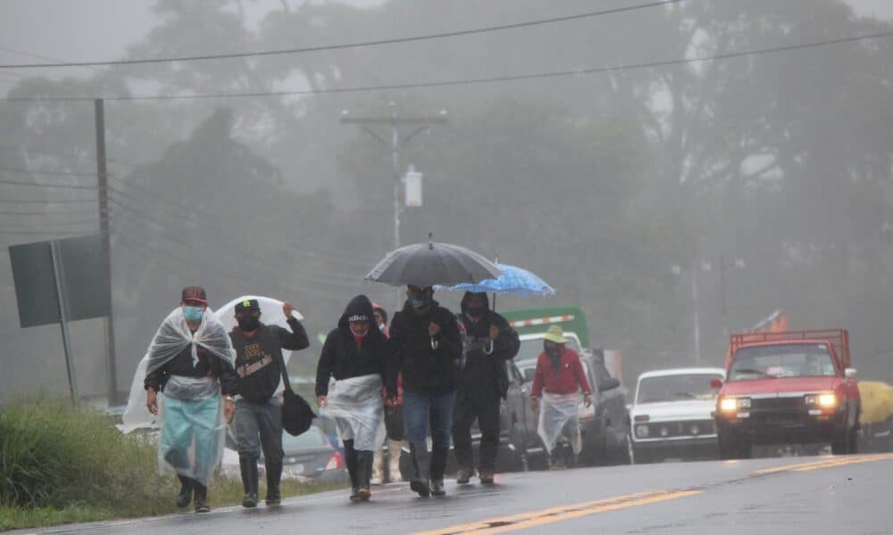 Fotografía de archivo en donde un grupo de personas camina por una vía tras las fuertes lluvias en Chiriquí (panamá). EFE/ Marcelino Rosario