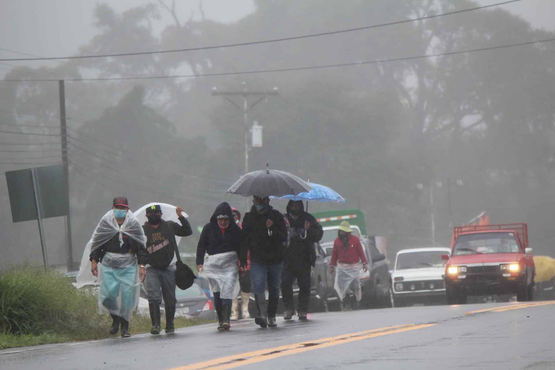 Fotografía de archivo en donde un grupo de personas camina por una vía tras las fuertes lluvias en Chiriquí (panamá). EFE/ Marcelino Rosario