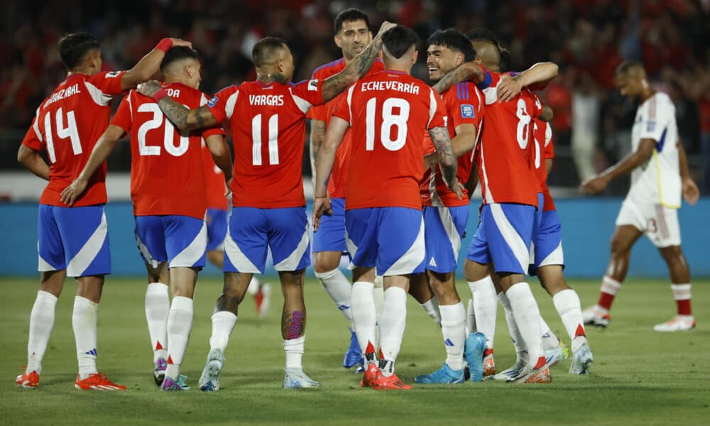 Jugadores de Chile fueron registrados este marte, 19 de noviembre, al celebrar un gol que Gabriel Suazo le anotó a Venezuela, durante un partido de la fecha 12 de las eliminatorias sudamericanas al Mundial FIFA de 2026, en el estadio Nacional de Santiago de Chile. EFE/Elvis González