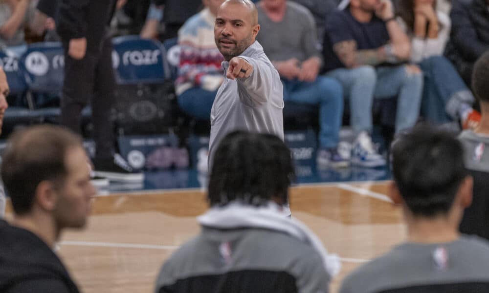 El entrenador Jordi Fernández señala durante el juego de NBA entre New York Knicks y Brooklyn Nets este domingo, en el Madison Square Garden en Nueva York (EE.UU.). EFE/ Ángel Colmenares