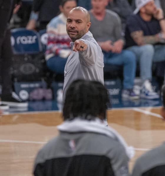 El entrenador Jordi Fernández señala durante el juego de NBA entre New York Knicks y Brooklyn Nets este domingo, en el Madison Square Garden en Nueva York (EE.UU.). EFE/ Ángel Colmenares