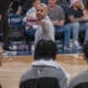 El entrenador Jordi Fernández señala durante el juego de NBA entre New York Knicks y Brooklyn Nets este domingo, en el Madison Square Garden en Nueva York (EE.UU.). EFE/ Ángel Colmenares