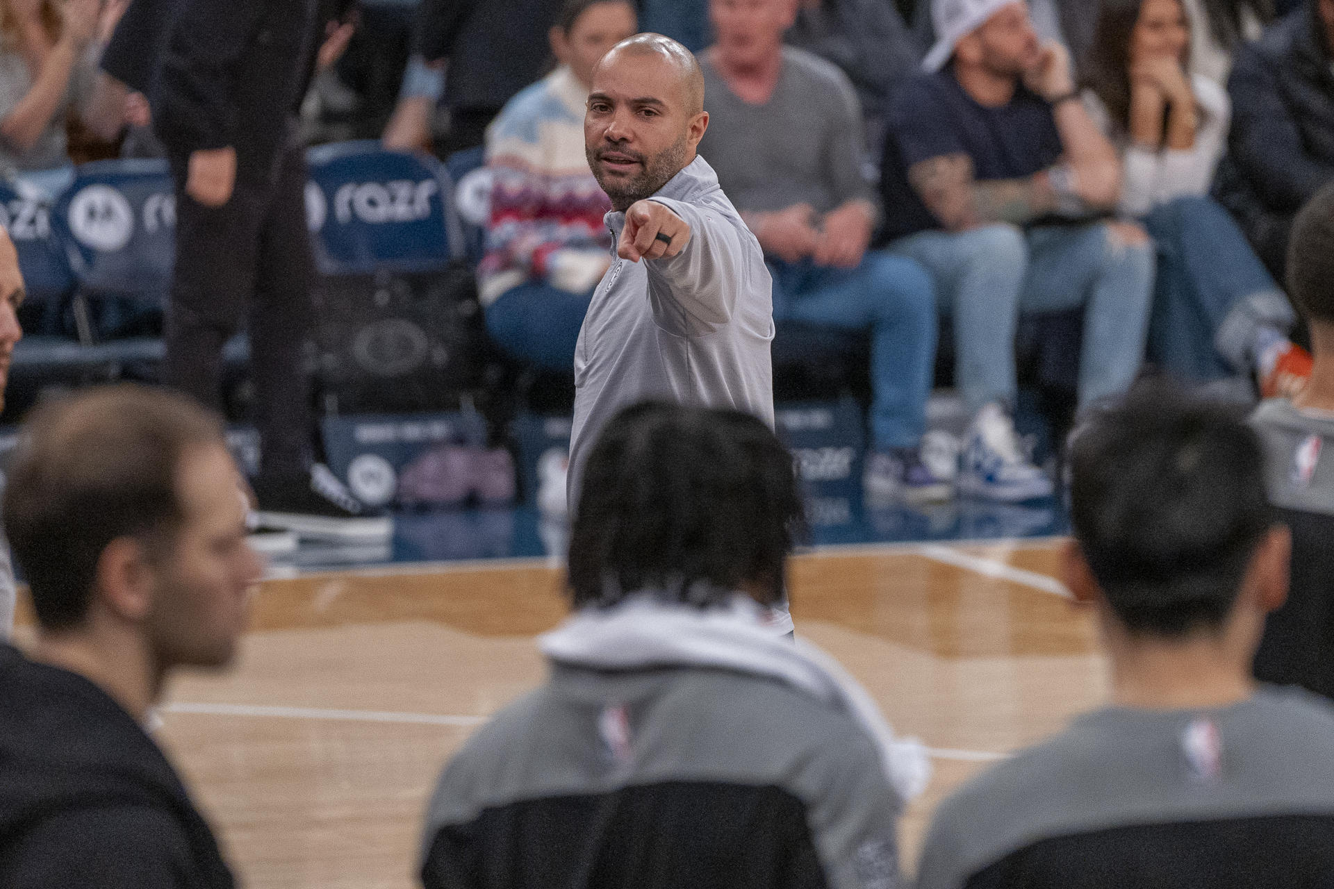 El entrenador Jordi Fernández señala durante el juego de NBA entre New York Knicks y Brooklyn Nets este domingo, en el Madison Square Garden en Nueva York (EE.UU.). EFE/ Ángel Colmenares