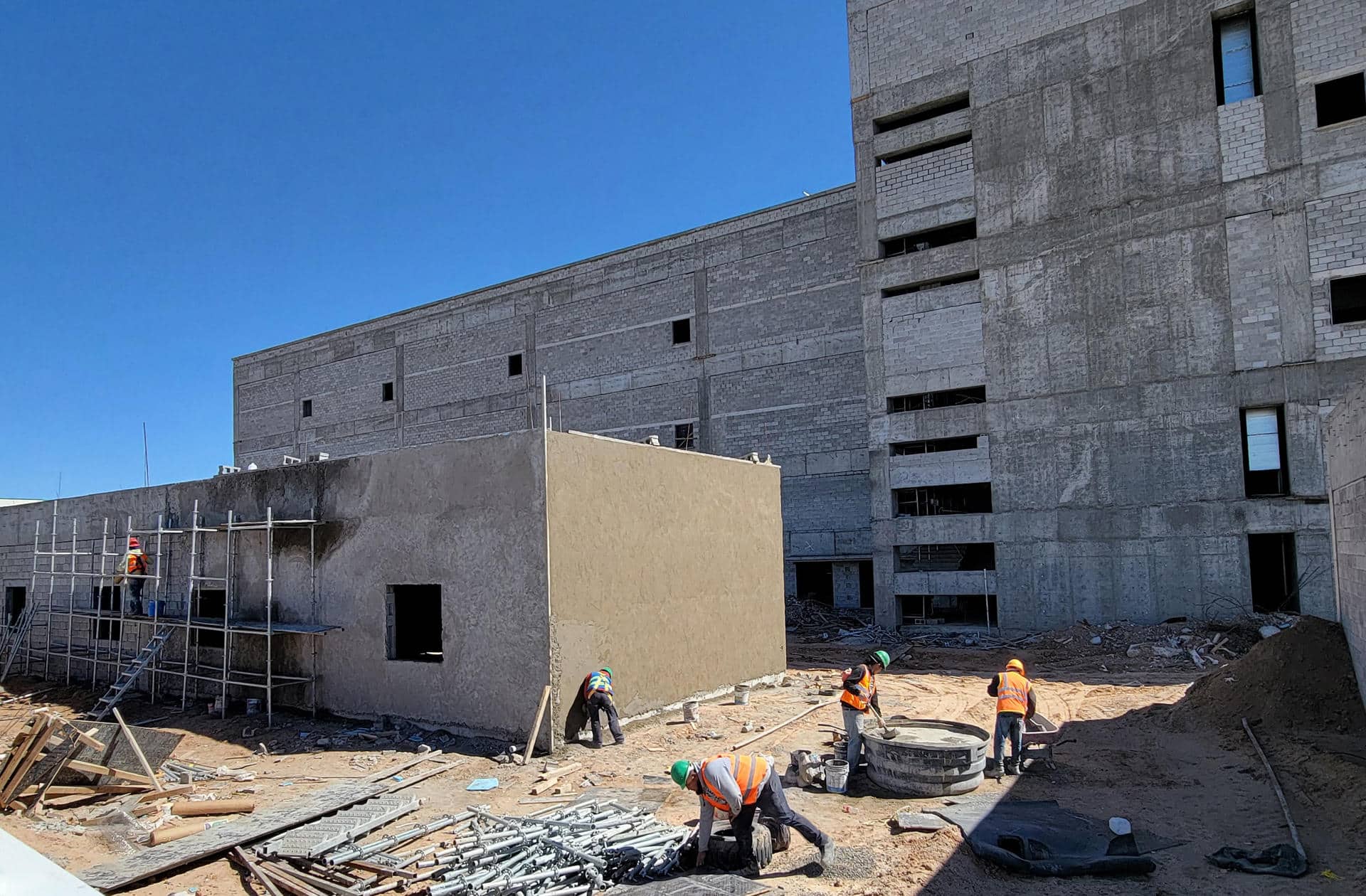 Obreros trabajan en una construcción el 10 de noviembre de 2024, en Ciudad Juárez en Chihuahua (México). EFE/ Luis Torres