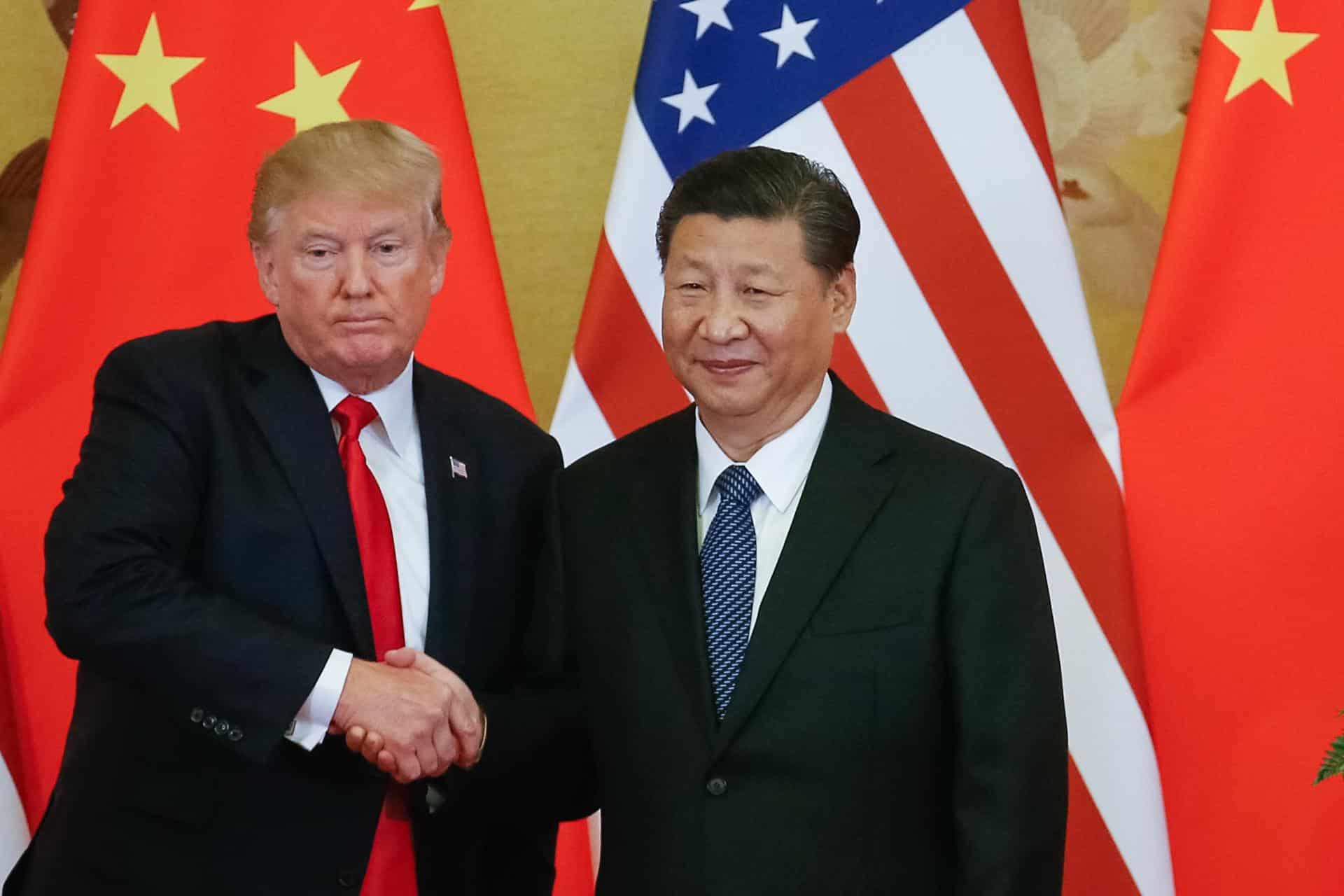 Imagen de 2017 del entonces presidente estadounidense, Donald J. Trump (i), y el presidente chino, Xi Jinping (d) en el Gran Palacio del Pueblo, en Pekín (China). EFE/Roman Pilipey