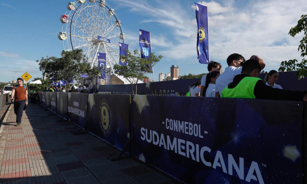 Hinchas de Racing Club y Cruzeiro desfilan este jueves por el parque Fiesta Sudamericana, creado en la antesala de la final de la vigésima tercera edición de la Copa Sudamericana, que se jugará el domingo en Asunción. EFE/ Juan Pablo Pino