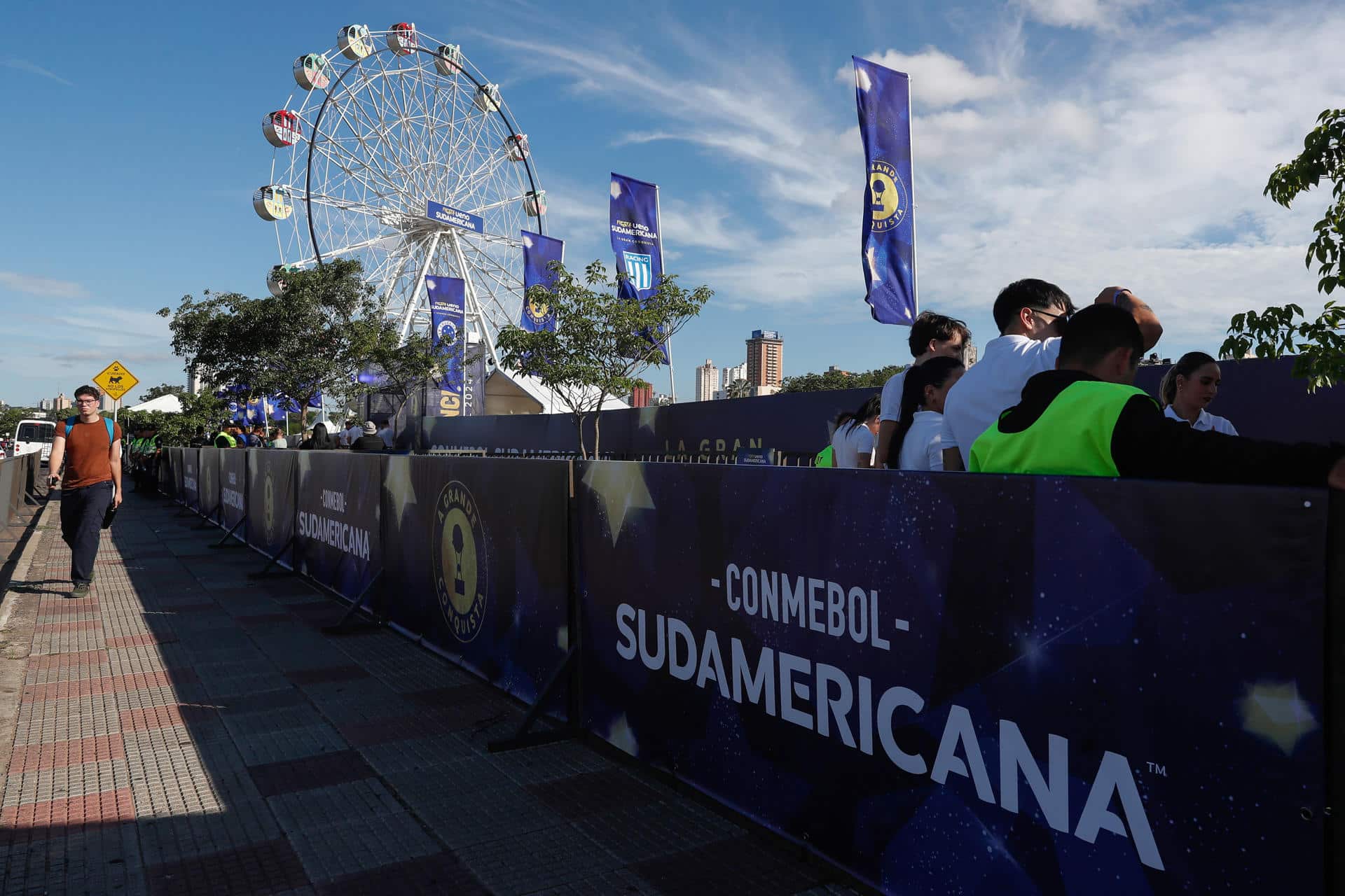 Hinchas de Racing Club y Cruzeiro desfilan este jueves por el parque Fiesta Sudamericana, creado en la antesala de la final de la vigésima tercera edición de la Copa Sudamericana, que se jugará el domingo en Asunción. EFE/ Juan Pablo Pino