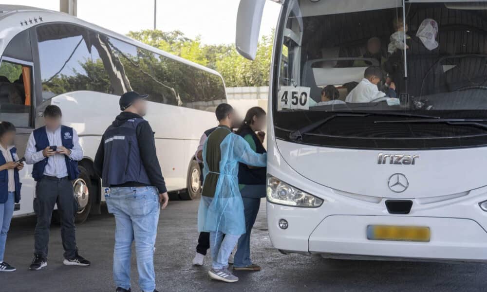 Fotografía cedida por el Ejército israelí de personas esperando para ser evacuadas en Gaza. EFE/Ejército Israelí