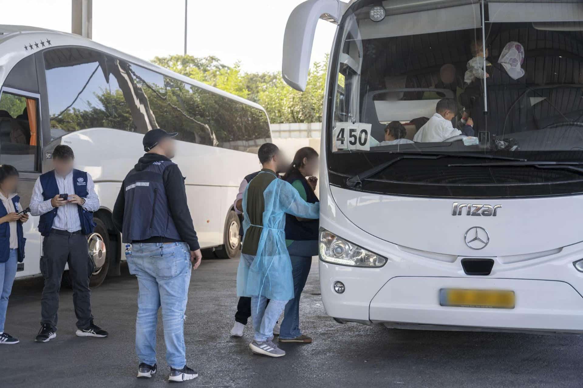 Fotografía cedida por el Ejército israelí de personas esperando para ser evacuadas en Gaza. EFE/Ejército Israelí