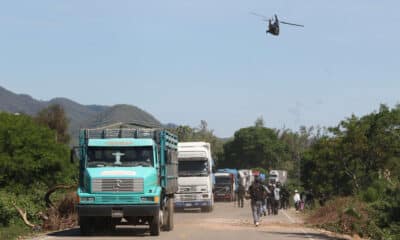 Vehículos transitan luego del desbloqueo de una vía este lunes, en Mainara (Bolivia). EFE/ Juan Carlos Torrejon