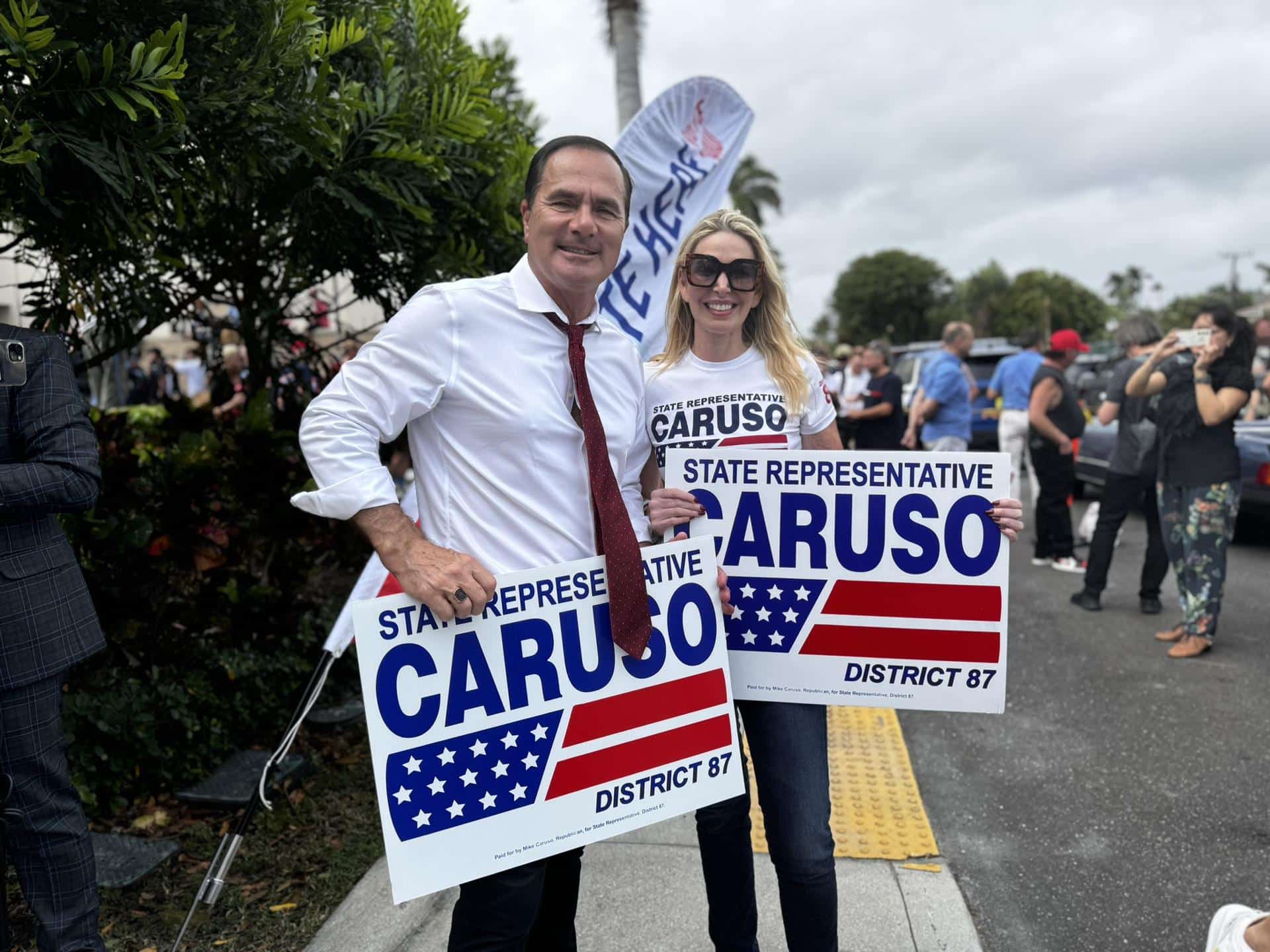 El representante estatal Mike Caruso sostiene unas pancartas de su campaña este martes en Palm Beach, Florida (Estados Unidos). EFE/ Alicia Civita