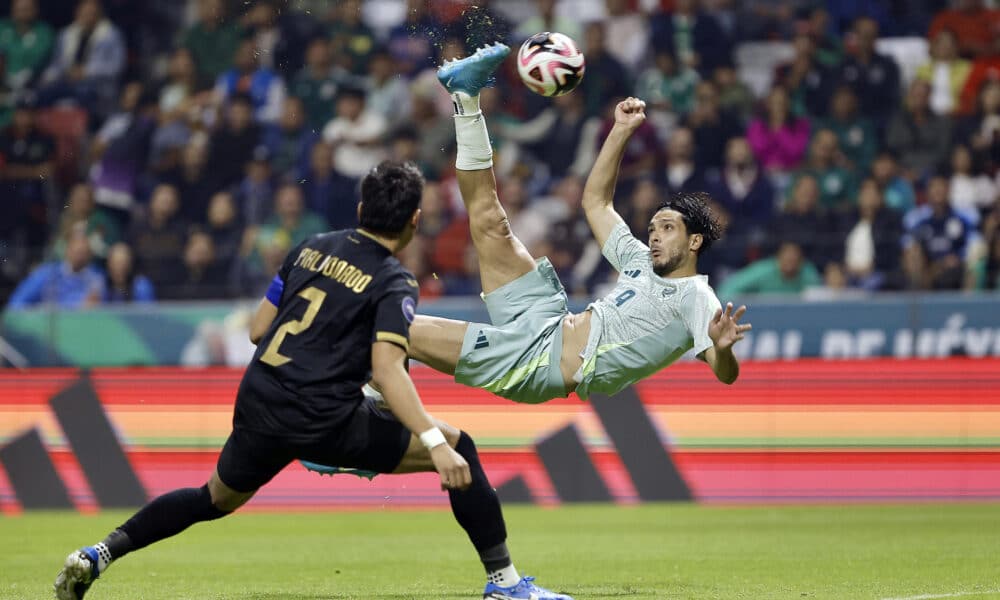 Raúl Jiménez (d) de México patea un balón ante Harold Fonseca de Honduras este martes, durante el partido de vuelta de los Cuartos de Final de la Liga de Naciones de la Concacaf, entre México y Honduras, en el estadio Nemesio Diez, en la ciudad de Toluca (México). EFE/ Felipe Gutiérrez