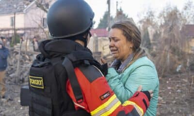 Una mujer es atendida por personal de Emergencias en Odesa tras un ataque ruso este 17 de noviembre. EFE/EPA/STATE EMERGENCY SERVICE OF UKRAINE HANDOUT