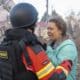 Una mujer es atendida por personal de Emergencias en Odesa tras un ataque ruso este 17 de noviembre. EFE/EPA/STATE EMERGENCY SERVICE OF UKRAINE HANDOUT