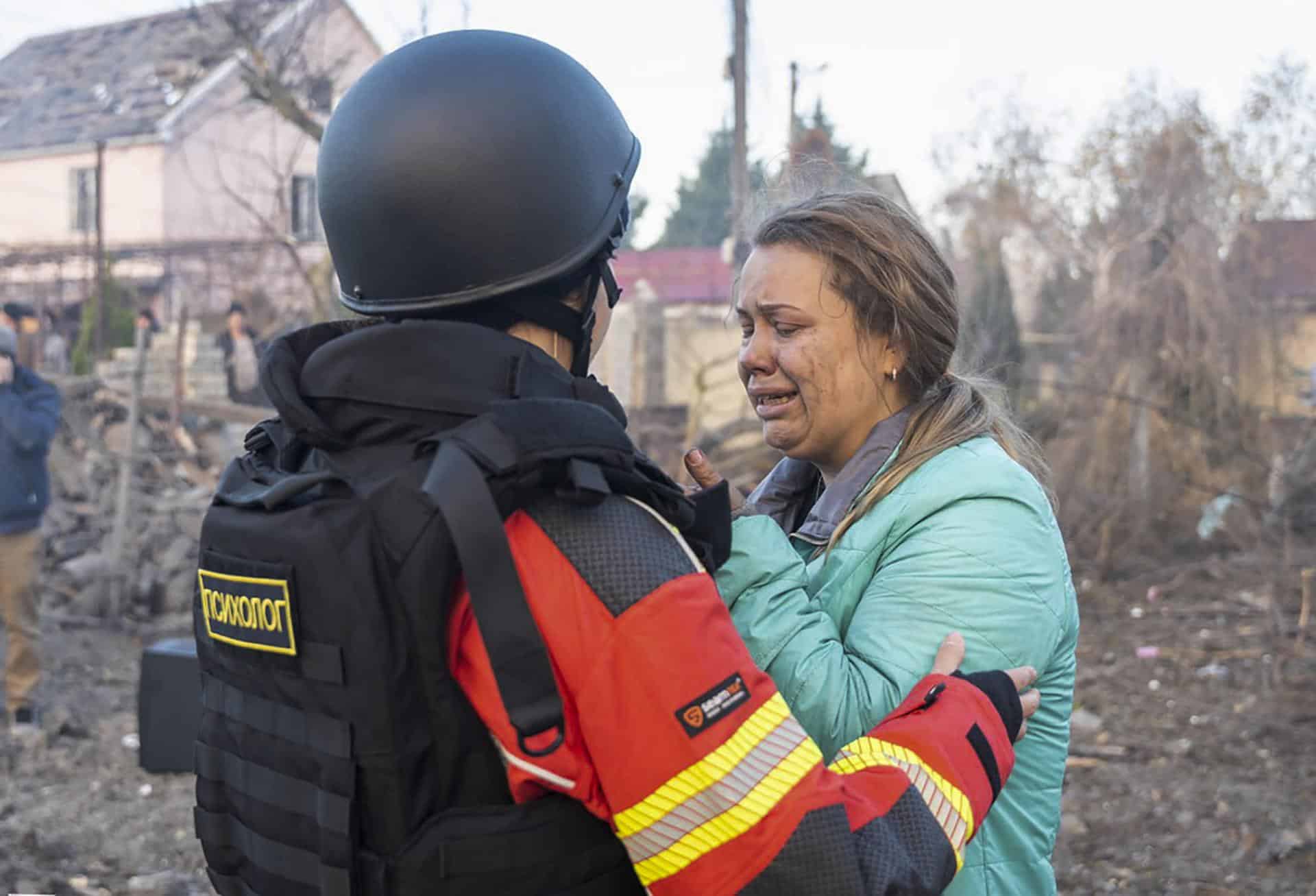 Una mujer es atendida por personal de Emergencias en Odesa tras un ataque ruso este 17 de noviembre. EFE/EPA/STATE EMERGENCY SERVICE OF UKRAINE HANDOUT