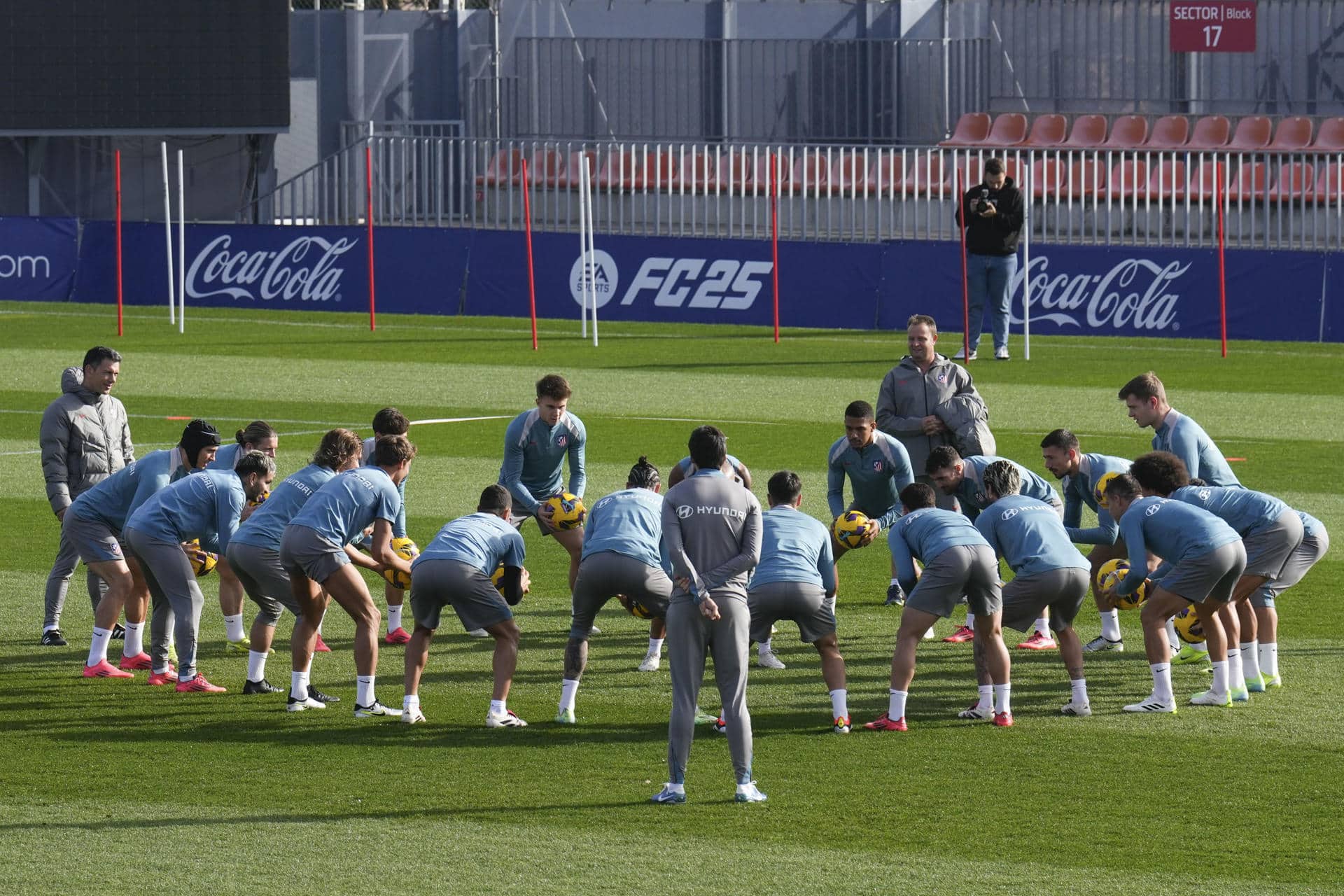 Los jugadores del Atlético de Madrid, durante el entrenamiento. EFE/ Borja Sanchez-Trillo