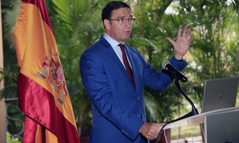 El embajador de España en Honduras, Diego Nuño García, participa en una reunión con empresarios hondureños y españoles, este miércoles en Tegucigalpa (Honduras). EFE/ Gustavo Amador