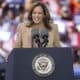 La candidata presidencial demócrata y actual Vicepresidenta de EE.UU., Kamala Harris, se dirige a sus seguidores en el Centro Cívico de Atlanta, Georgia, EE. UU., el 2 de noviembre de 2024. EFE/EDWARD M. PIO RODA