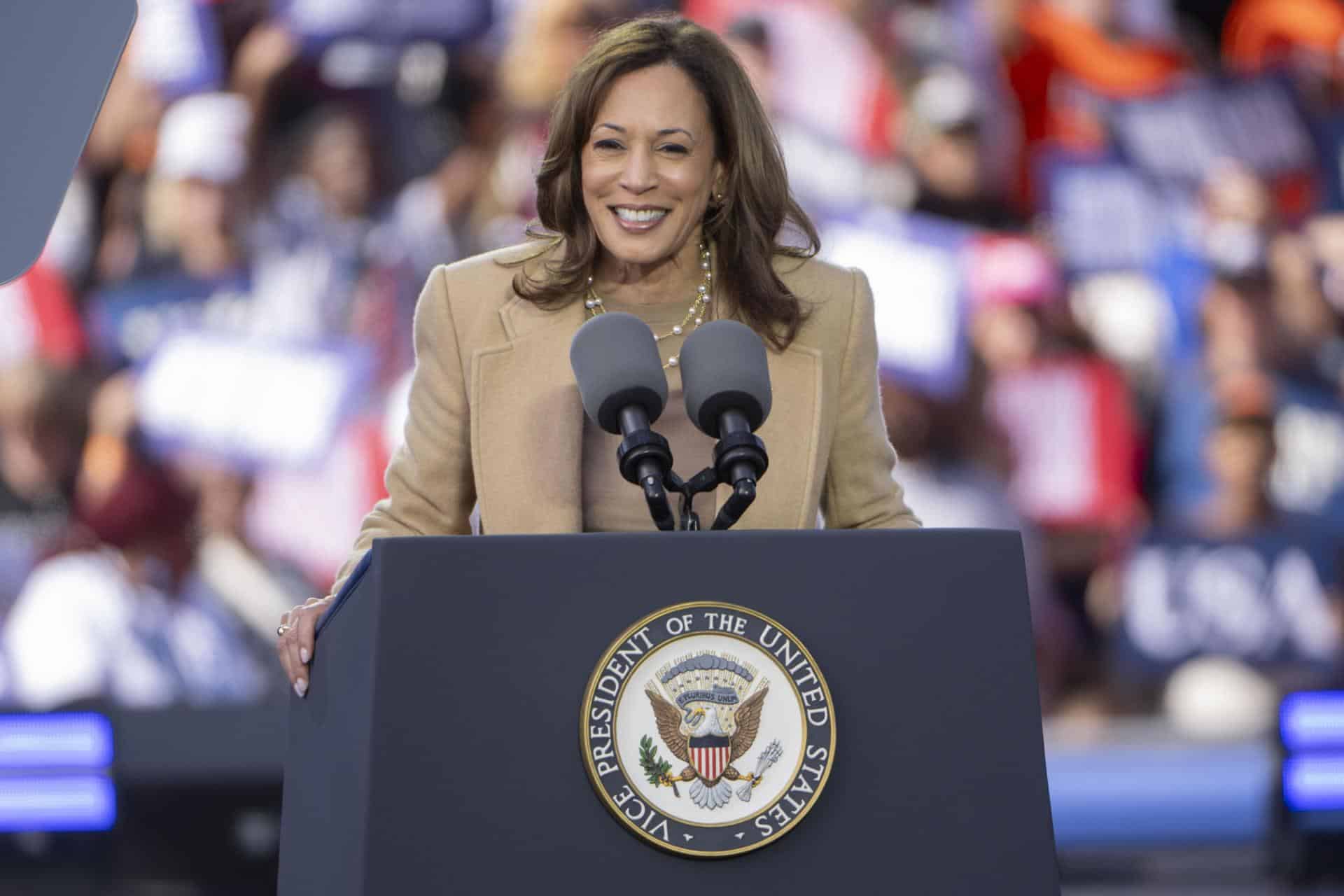 La candidata presidencial demócrata y actual Vicepresidenta de EE.UU., Kamala Harris, se dirige a sus seguidores en el Centro Cívico de Atlanta, Georgia, EE. UU., el 2 de noviembre de 2024. EFE/EDWARD M. PIO RODA