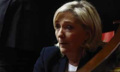 La líder de la extrema derecha francesa del Rassemblement National (RN), Marine Le Pen, asiste a la sesión de Preguntas al Gobierno en la Asamblea Nacional en París, Francia, el 12 de noviembre de 2024, antes de la votación del presupuesto de 2025. (Francia) EFE/EPA/YOAN VALAT