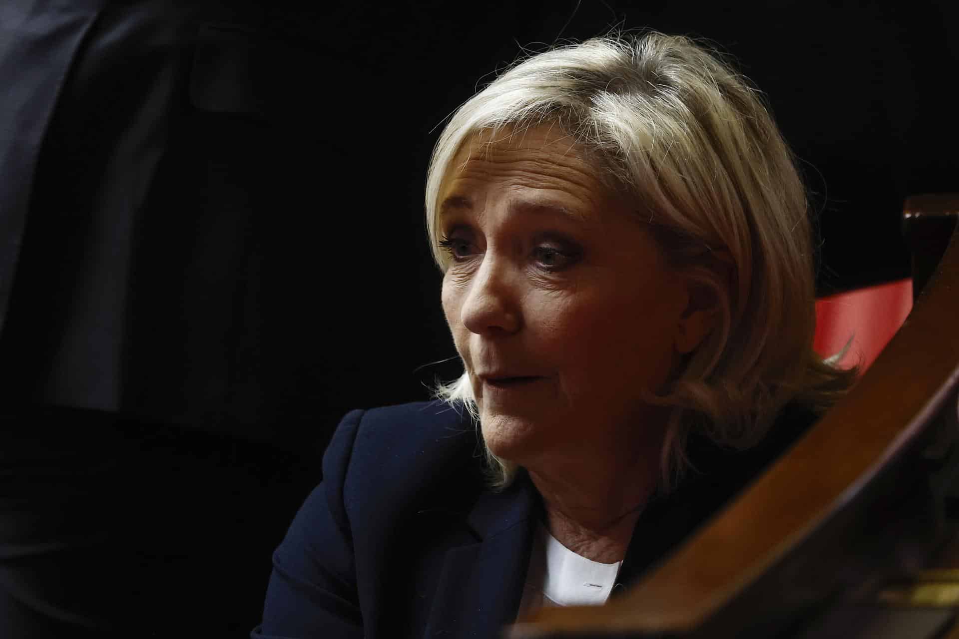 La líder de la extrema derecha francesa del Rassemblement National (RN), Marine Le Pen, asiste a la sesión de Preguntas al Gobierno en la Asamblea Nacional en París, Francia, el 12 de noviembre de 2024, antes de la votación del presupuesto de 2025. (Francia) EFE/EPA/YOAN VALAT