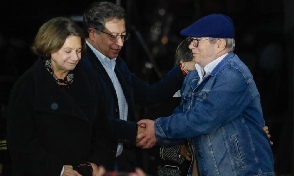 El excomandante de las de las Fuerzas Armadas Revolucionarias de Colombia (FARC), Rodrigo Londoño (d), saluda al presidente de Colombia, Gustavo Petro (c), durante la ceremonia de conmemoración del octavo aniversario de la firma de acuerdo de paz este jueves, en la plaza de Bolívar en Bogotá (Colombia). EFE/ Carlos Ortega