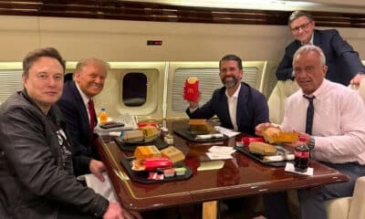 Captura de pantalla tomada de la cuenta oficial de X de @DonaldJTrumpJr donde se observa al presidente electo de EE.UU., Donald Trump (2-i), al magnate Elon Musk (i), a Donald Trump Jr (2-d) y al político Robert F. Kennedy Jr, posando durante un vuelo. EFE/ @donaldjtrumpjr