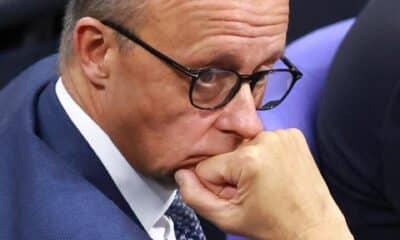 El presidente del partido y la facción de la Unión Demócrata Cristiana (CDU), Friedrich Merz, observa durante una sesión en el Parlamento alemán Bundestag en Berlín, Alemania, el 13 de noviembre de 2024. El canciller alemán Scholz presentó una declaración gubernamental sobre la actual situación política. (Alemania) EFE/EPA/CLEMENS BILAN