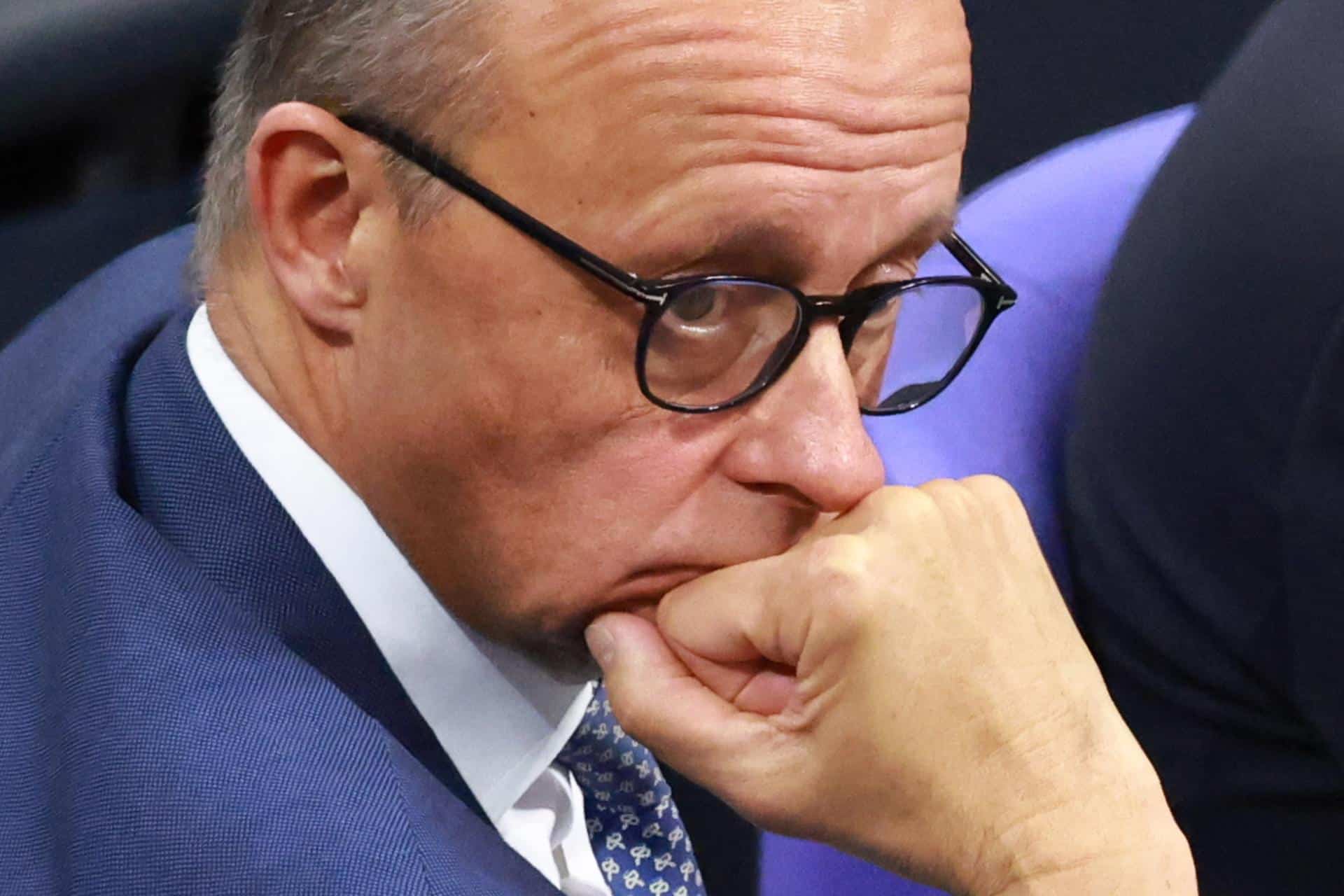 El presidente del partido y la facción de la Unión Demócrata Cristiana (CDU), Friedrich Merz, observa durante una sesión en el Parlamento alemán Bundestag en Berlín, Alemania, el 13 de noviembre de 2024. El canciller alemán Scholz presentó una declaración gubernamental sobre la actual situación política. (Alemania) EFE/EPA/CLEMENS BILAN